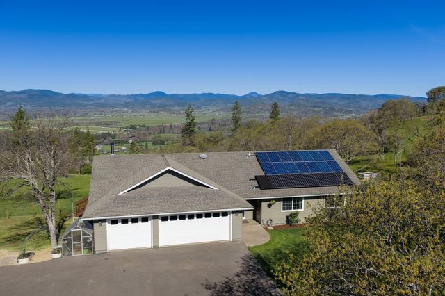 200 Mount Castle Drive, Eagle Point, OR 97524