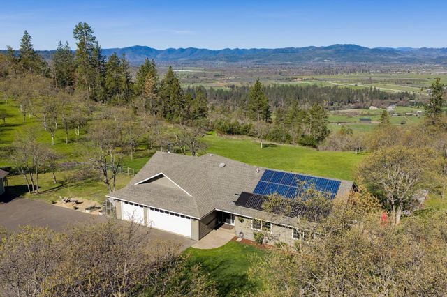 200 Mount Castle Drive, Eagle Point, OR 97524