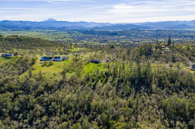 200 Mount Castle Drive, Eagle Point, OR 97524