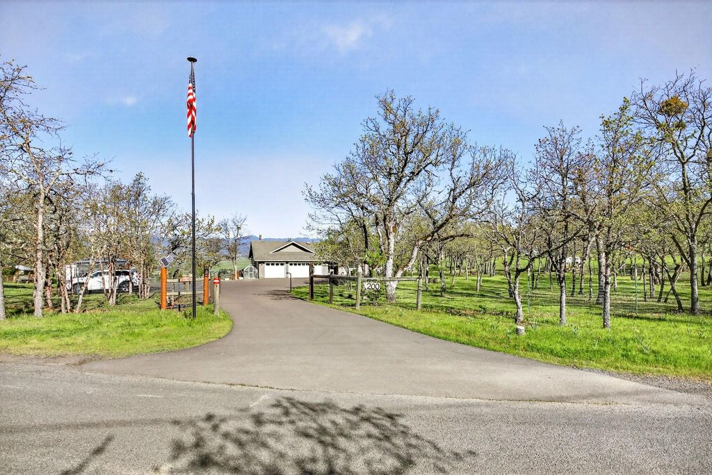 200 Mount Castle Drive, Eagle Point, OR 97524