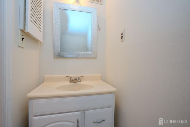 4 Pond View Drive, Plainsboro, NJ 08536