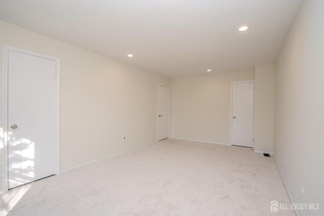 4 Pond View Drive, Plainsboro, NJ 08536