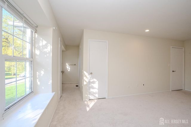 4 Pond View Drive, Plainsboro, NJ 08536