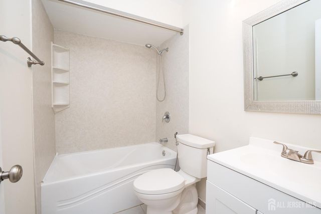 4 Pond View Drive, Plainsboro, NJ 08536