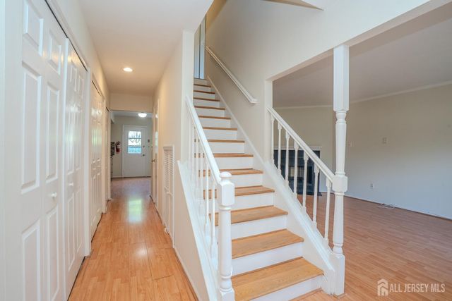 4 Pond View Drive, Plainsboro, NJ 08536