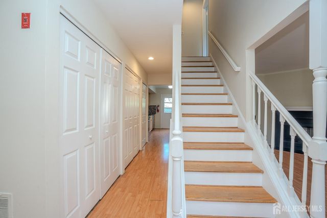 4 Pond View Drive, Plainsboro, NJ 08536