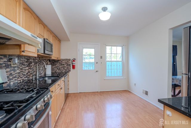 4 Pond View Drive, Plainsboro, NJ 08536