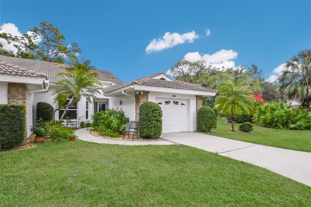 Image 3 of property listing at 5729 GARDEN LAKES PALM, Bradenton, FL 34203