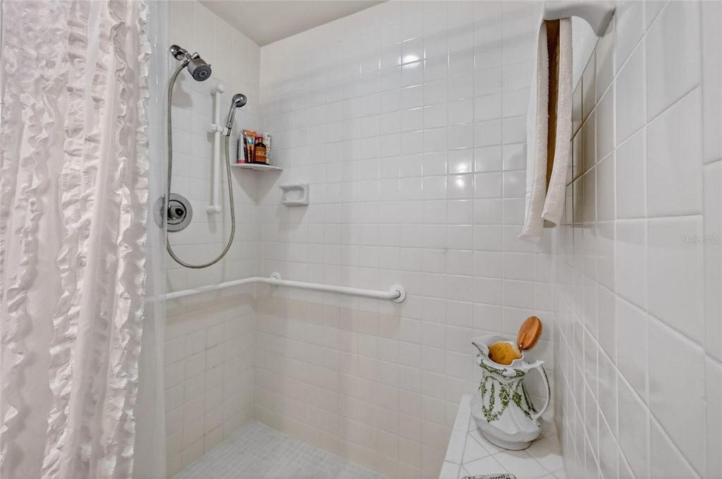 Image 25 of property listing at 5729 GARDEN LAKES PALM, Bradenton, FL 34203