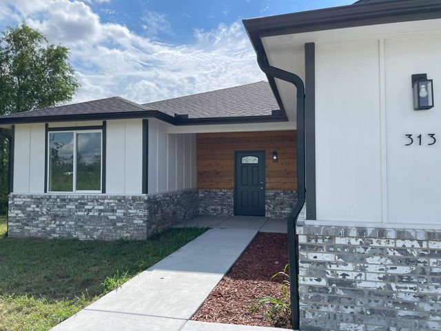 313 S Sycamore Dr, Valley Center, KS 67147