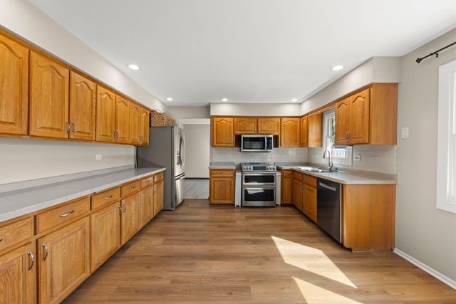 609 Honey Locust Lane, Darien, IL 60561