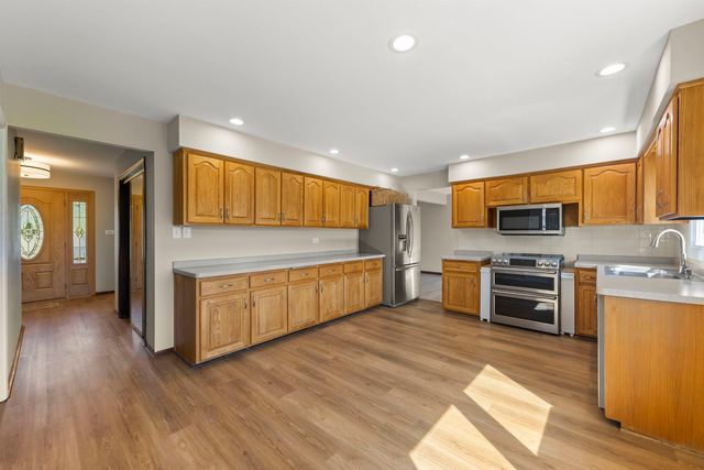 609 Honey Locust Lane, Darien, IL 60561