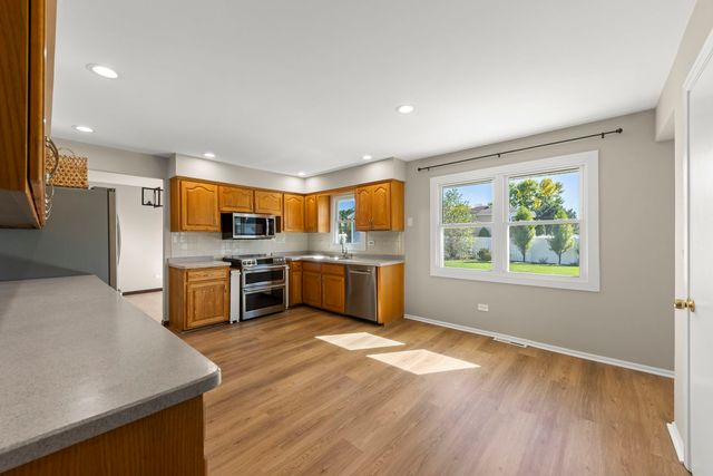 609 Honey Locust Lane, Darien, IL 60561