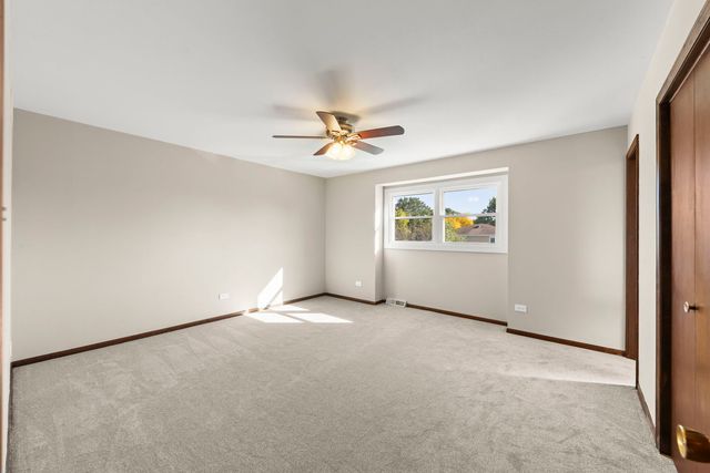 609 Honey Locust Lane, Darien, IL 60561