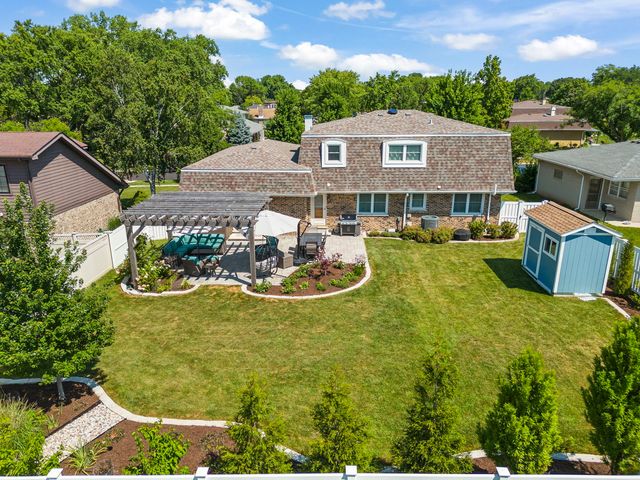 609 Honey Locust Lane, Darien, IL 60561