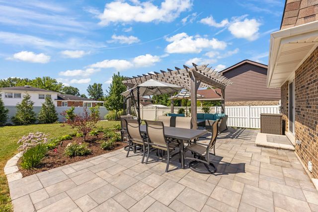 609 Honey Locust Lane, Darien, IL 60561