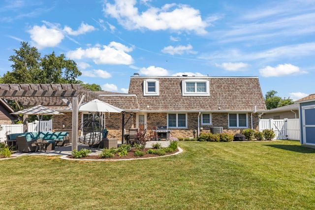 609 Honey Locust Lane, Darien, IL 60561