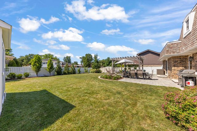 609 Honey Locust Lane, Darien, IL 60561
