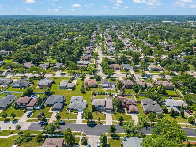 609 Honey Locust Lane, Darien, IL 60561