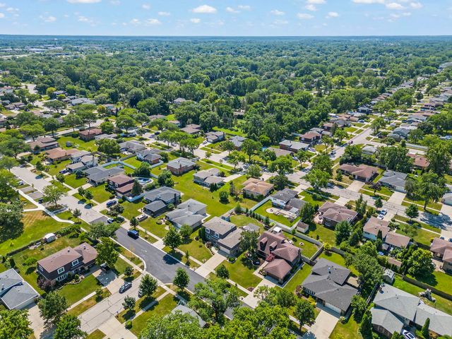 609 Honey Locust Lane, Darien, IL 60561