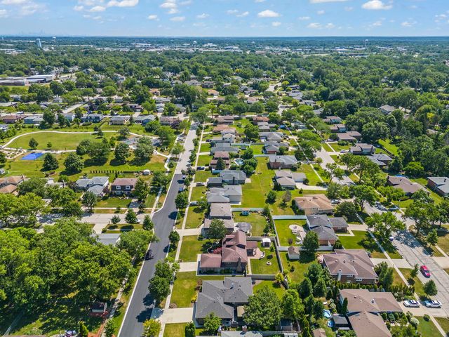609 Honey Locust Lane, Darien, IL 60561