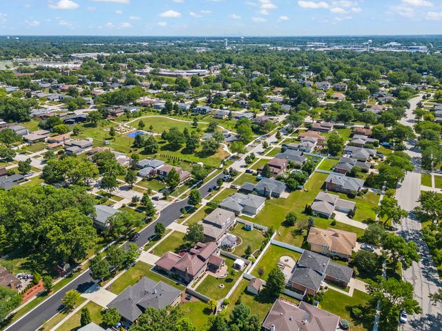 609 Honey Locust Lane, Darien, IL 60561