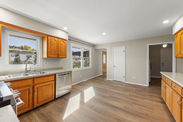 609 Honey Locust Lane, Darien, IL 60561