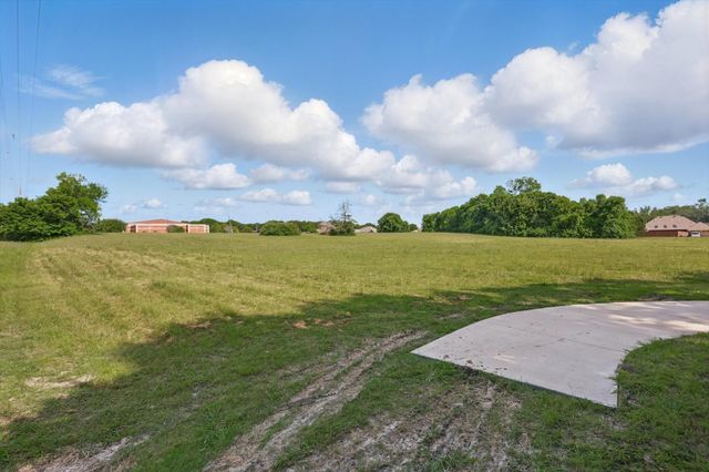 699 W Wintergreen Road, Desoto, TX 75115