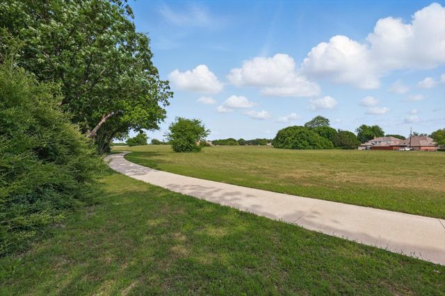 699 W Wintergreen Road, Desoto, TX 75115