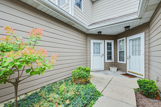 1604 Woodhaven Court B, Mundelein, IL 60060