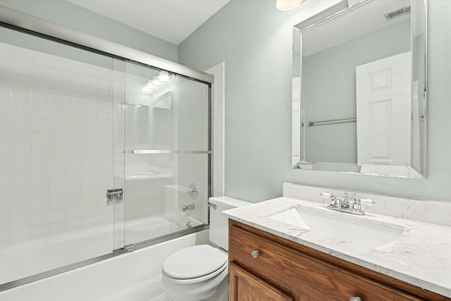 1604 Woodhaven Court B, Mundelein, IL 60060