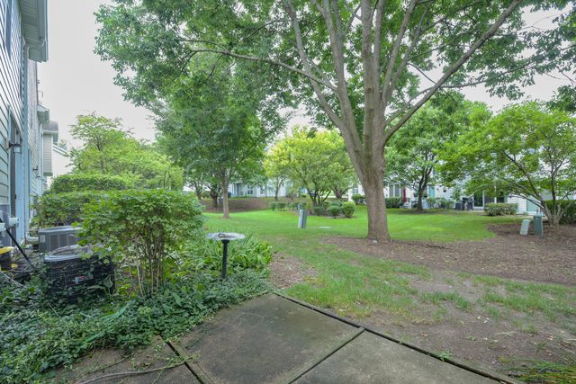 1604 Woodhaven Court B, Mundelein, IL 60060