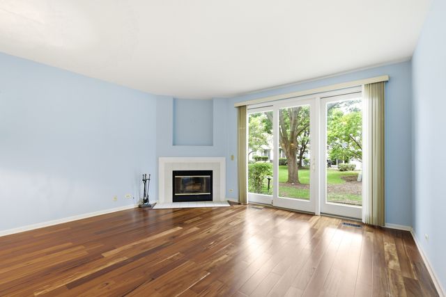 1604 Woodhaven Court B, Mundelein, IL 60060