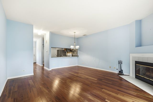 1604 Woodhaven Court B, Mundelein, IL 60060