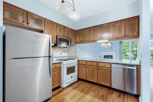 1604 Woodhaven Court B, Mundelein, IL 60060