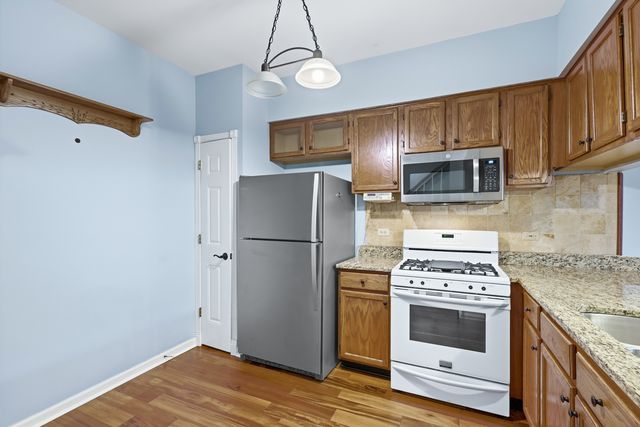 1604 Woodhaven Court B, Mundelein, IL 60060