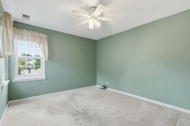 1604 Woodhaven Court B, Mundelein, IL 60060