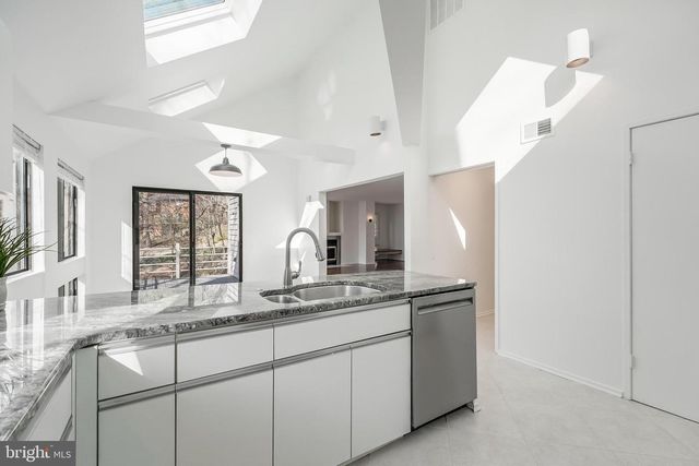 2118 OWLS COVE LN, Reston, VA 20191