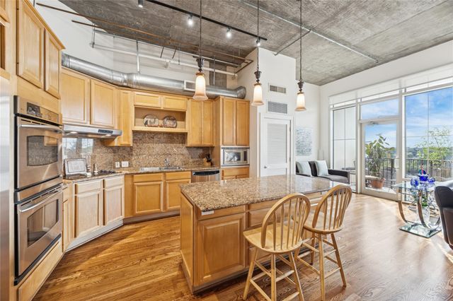 1616 Fountain View Drive 505, Houston, TX 77057