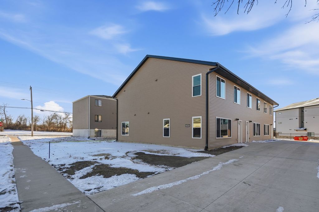 225 Clymer Road, Hiawatha, IA 52233