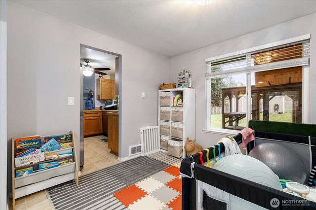 1585 NW 2nd Avenue, Oak Harbor, WA 98277