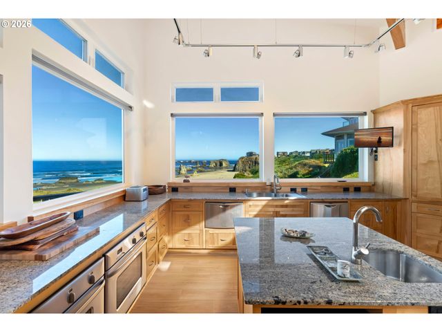 2770 WHALE WATCH Way, Bandon, OR 97411