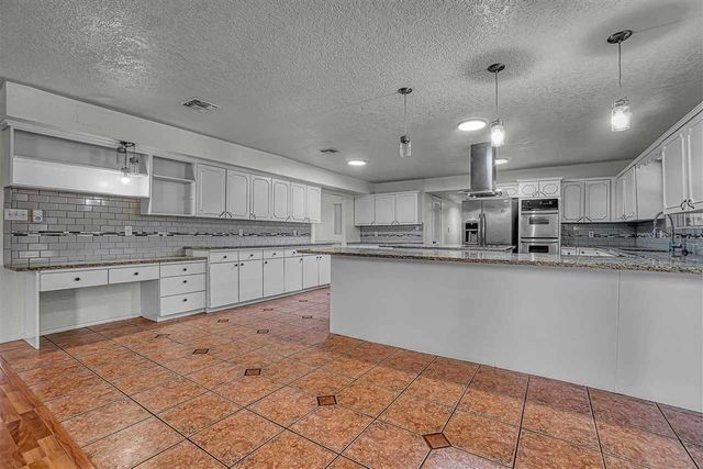 505 E Kansas Ave, Walters, OK 73572