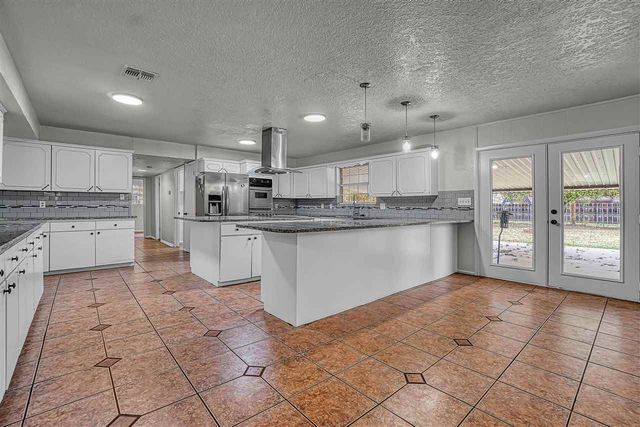 505 E Kansas Ave, Walters, OK 73572