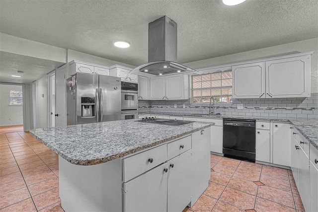 505 E Kansas Ave, Walters, OK 73572