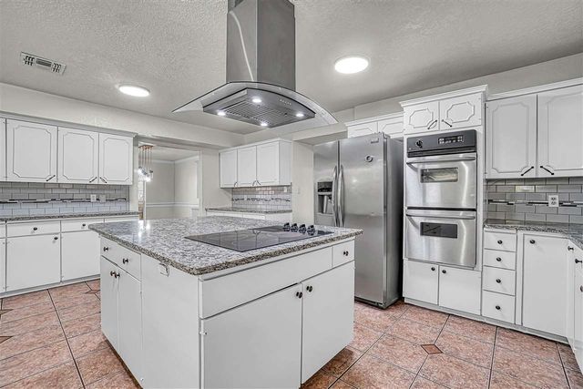 505 E Kansas Ave, Walters, OK 73572