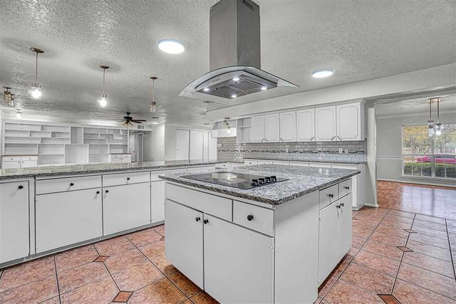 505 E Kansas Ave, Walters, OK 73572