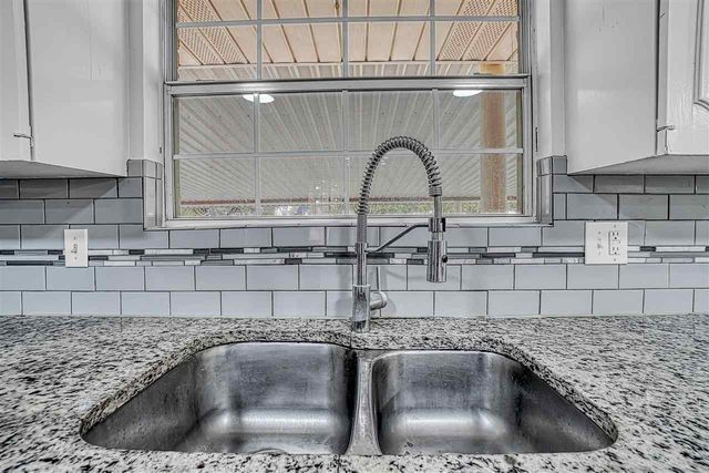 505 E Kansas Ave, Walters, OK 73572