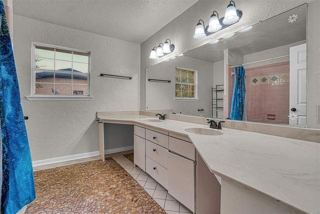 505 E Kansas Ave, Walters, OK 73572