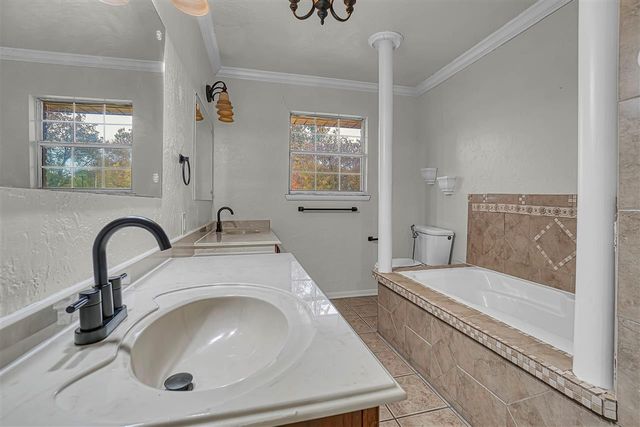 505 E Kansas Ave, Walters, OK 73572